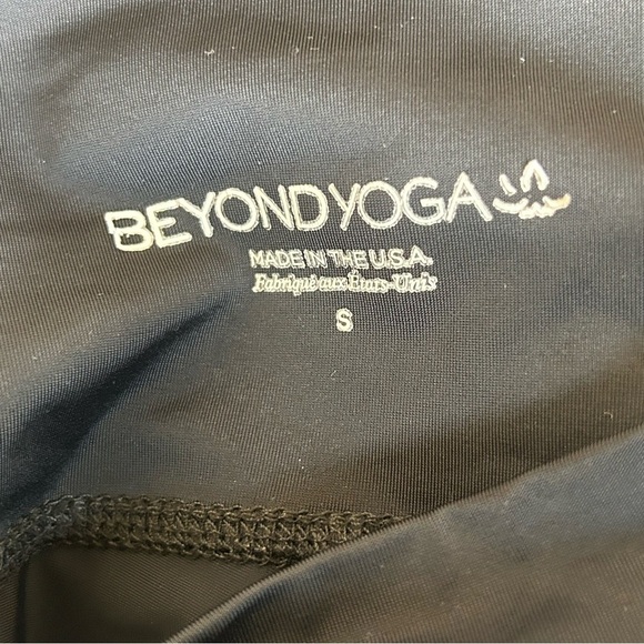 Beyond Yoga Women’s Black High Waist Leggings Size Small Geometric Cutout Detail - Picture 4 of 6